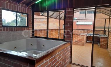 VENDO CASA EXPACIOSA EN SABANETA