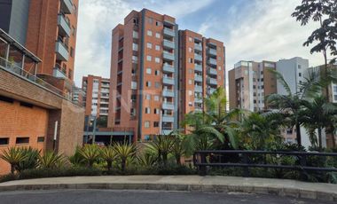 SE RENTA APARTAMENTO EN LOMA DEL ESMERALDAL ENVIGADO