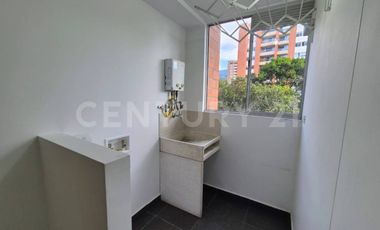 SE RENTA APARTAMENTO EN LOMA DEL ESMERALDAL ENVIGADO