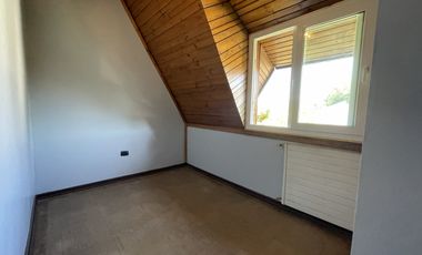 Cómoda casa con 4 dormitorios más pieza de servicio.