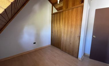 Cómoda casa con 4 dormitorios más pieza de servicio.