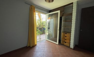 Cómoda casa con 4 dormitorios más pieza de servicio.