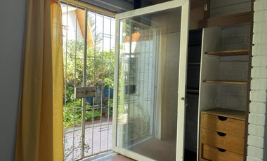 Cómoda casa con 4 dormitorios más pieza de servicio.