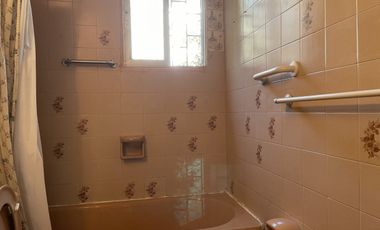 Cómoda casa con 4 dormitorios más pieza de servicio.