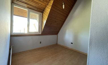 Cómoda casa con 4 dormitorios más pieza de servicio.