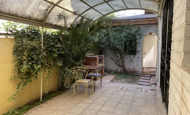 Cómoda casa con 4 dormitorios más pieza de servicio.