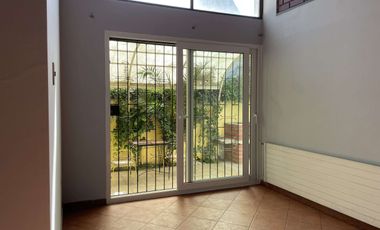 Cómoda casa con 4 dormitorios más pieza de servicio.