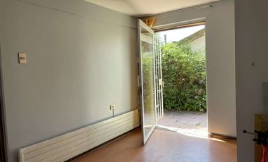 Cómoda casa con 4 dormitorios más pieza de servicio.