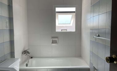 Cómoda casa con 4 dormitorios más pieza de servicio.