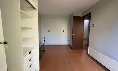 Cómoda casa con 4 dormitorios más pieza de servicio.