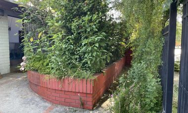 Cómoda casa con 4 dormitorios más pieza de servicio.