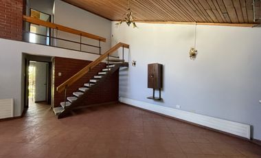 Cómoda casa con 4 dormitorios más pieza de servicio.