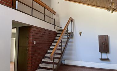 Cómoda casa con 4 dormitorios más pieza de servicio.