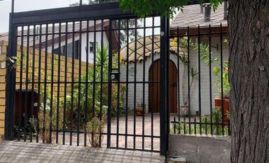 Cómoda casa con 4 dormitorios más pieza de servicio.