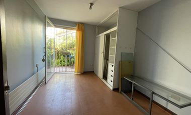 Cómoda casa con 4 dormitorios más pieza de servicio.