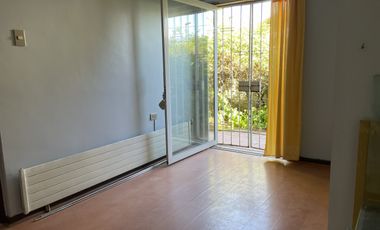 Cómoda casa con 4 dormitorios más pieza de servicio.