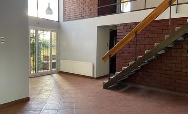 Cómoda casa con 4 dormitorios más pieza de servicio.