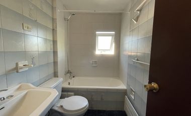 Cómoda casa con 4 dormitorios más pieza de servicio.