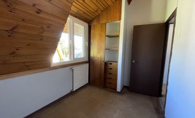 Cómoda casa con 4 dormitorios más pieza de servicio.