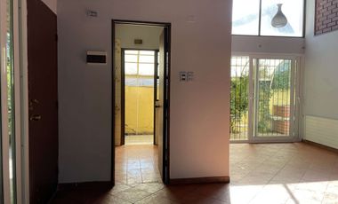 Cómoda casa con 4 dormitorios más pieza de servicio.