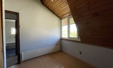 Cómoda casa con 4 dormitorios más pieza de servicio.