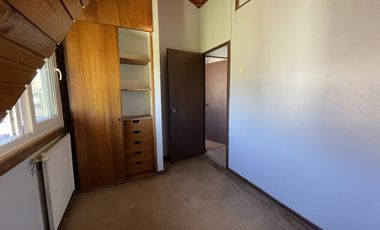 Cómoda casa con 4 dormitorios más pieza de servicio.