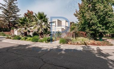 PRECIOSA CASA EN EXCLUSIVO CONDOMINIO DE VALLE ESCONDIDO