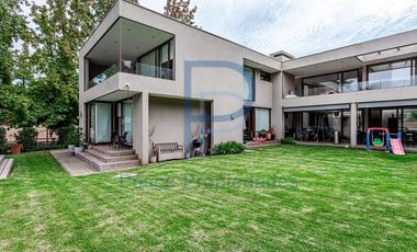 PRECIOSA CASA EN EXCLUSIVO CONDOMINIO DE VALLE ESCONDIDO