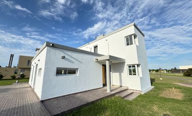 CASA EN VENTA EN BARRIO PRIVADO HARAS DE FUNES CLUB DE CAMPO