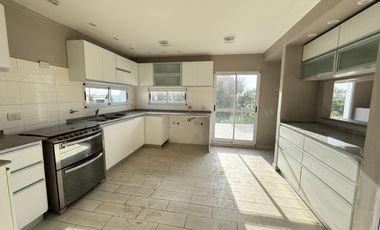 CASA EN VENTA EN BARRIO PRIVADO HARAS DE FUNES CLUB DE CAMPO