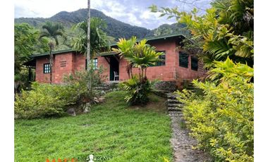 CASA FINCA EN VENTA – 579,62 M² CONSTRUIDOS EN CISNEROS, ANTIOQUIA