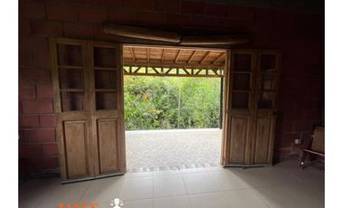 CASA FINCA EN VENTA – 579,62 M² CONSTRUIDOS EN CISNEROS, ANTIOQUIA