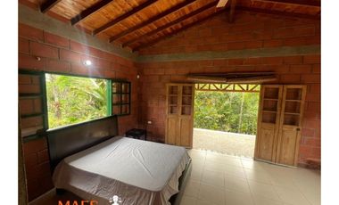 CASA FINCA EN VENTA – 579,62 M² CONSTRUIDOS EN CISNEROS, ANTIOQUIA