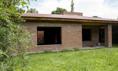 Casa en construcción en la Laguna de Lobos
