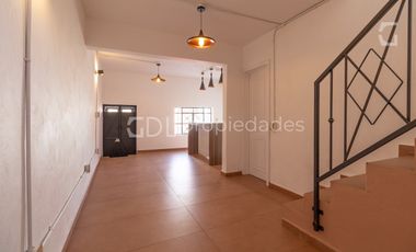 ARISTA CASA RECIÉN REMODELADA EN VENTA