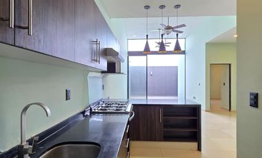 CASA EN VENTA DE 1 PLANTA, 2 RECÁMARAS, 2 BAÑOS COMPLETOS, COCHERA CON PORTÓN