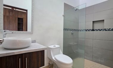 CASA EN VENTA DE 1 PLANTA, 2 RECÁMARAS, 2 BAÑOS COMPLETOS, COCHERA CON PORTÓN