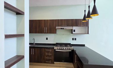 CASA EN VENTA DE 1 PLANTA, 2 RECÁMARAS, 2 BAÑOS COMPLETOS, COCHERA CON PORTÓN