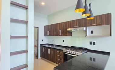 CASA EN VENTA DE 1 PLANTA, 2 RECÁMARAS, 2 BAÑOS COMPLETOS, COCHERA CON PORTÓN