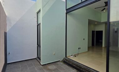 CASA EN VENTA DE 1 PLANTA, 2 RECÁMARAS, 2 BAÑOS COMPLETOS, COCHERA CON PORTÓN