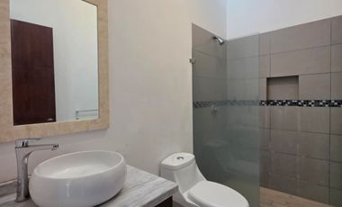 CASA EN VENTA DE 1 PLANTA, 2 RECÁMARAS, 2 BAÑOS COMPLETOS, COCHERA CON PORTÓN