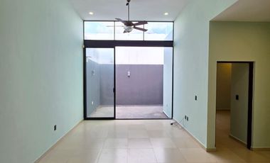 CASA EN VENTA DE 1 PLANTA, 2 RECÁMARAS, 2 BAÑOS COMPLETOS, COCHERA CON PORTÓN