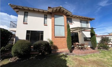 Vendo casa independiente con zona verde privada