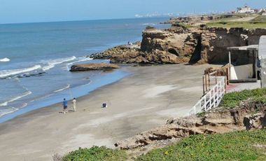 Venta casa Santa elena a media cuadra del mar 5amb