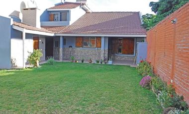 Venta casa Santa elena a media cuadra del mar 5amb