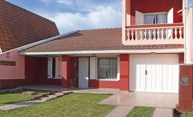 Venta casa Santa elena a media cuadra del mar 5amb