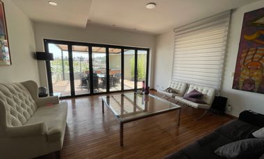 Casa en venta en la Herradura – doble terreno, jardín plano, gimnasio y loft