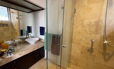 Casa en venta en la Herradura – doble terreno, jardín plano, gimnasio y loft