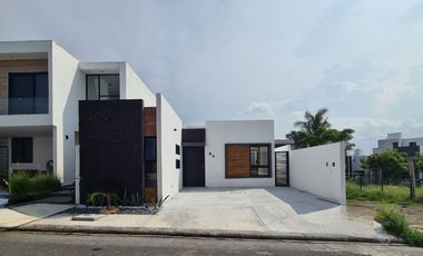 Casa en Venta en Lomas de la Rioja / Un piso y alberca privada