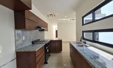 Casa en Venta en Lomas de la Rioja / Un piso y alberca privada